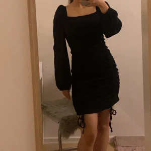 Svart kort klänning  - Jätte fin klänning som jag bara haft på mig under skolavslutning, storleken är s och jag är 160 cm