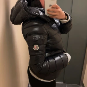 Moncler Dunjacka Bady  - Denna fina tidslösa dunjacka säljer jag då den inte kommer till andvändning den är köpt i vintras och passar XS-S! Nypris 9310kr.