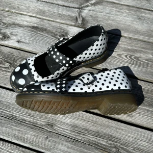 DrMartens ballerinaskor i storlek 40 - Prickiga DrMartens i svart och vitt, storlek 40