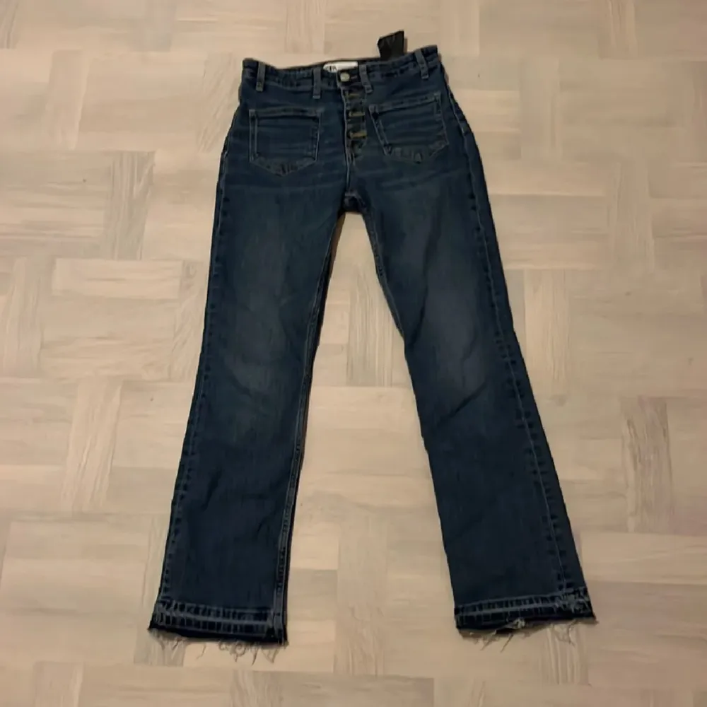 Mörkblåa jeans med två fickor framtill och uppsprättade nedtill då det ingår i modellen de är modellists och är nästan helt o anvönda. Jeans & Byxor.