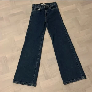 Snygga jeans från Wera som är midwaist - Snygga jeans från Wera som är ganska raka i menen med lite utsvöngda längst ned