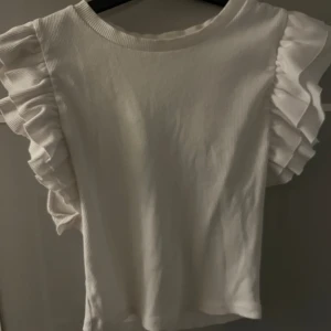 Zara topp vit - Vit topp från Zara i storlek M! Knappt använd💗