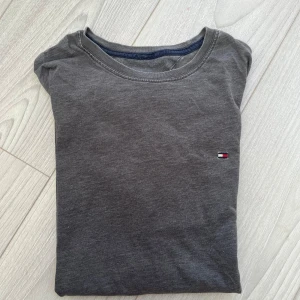 Tommy Hilfiger t-shirt - Välanvänd t-shirt från Tommy Hilfiger säljes i befintligt skick. 