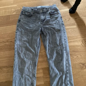 Grunt jeans - Hej jag säljer nu mina fina grunt jeans som jag har köpt på kidsbrandstore dom är i använt skick med en liten defekt vid hälen på ena benet se bild 4 byxorna är i straight fit
