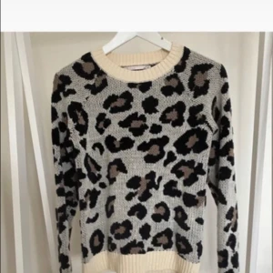 Stickad tröja - Kolla bild för storlek 