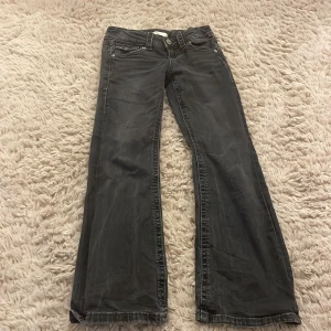 Jeans - Snygga jeans från Gina, säljer då de har blivit försmå. Nypris ca 300 och jag säljer för 100. Dem är bootcut, lågmidjade och är i bra skick. Skriv för mer info.