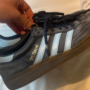 Adidas spezial - Så snygga, sparsamt använda men kommer inte till användning längre. Priset kan diskuteras. Hör av dig vid frågor!💗