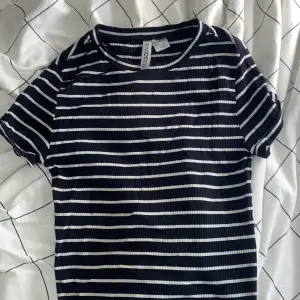 Jag säljer en randig basic t-shirt för jag inte använder den så mycket längre. Den är köpt på HM för 4/5 år sedan. Den är i storlek S. 