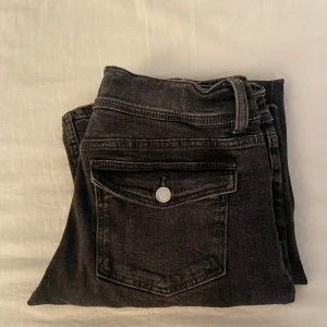 Grå/svarta jeans - Säljer mina grå/svarta jeans💞Super snygga och jättebra kvalitet
