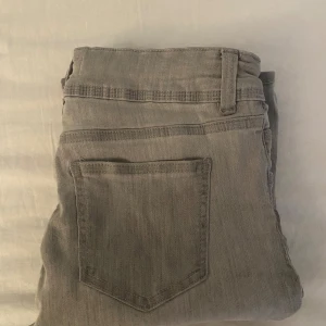Säljer mina skit snygga gina jeans - Ljusgrå super snygga jeans som inte säljs längre❣️Tycker inte riktigt att jag passar i ljusgråa jeans så det är därför de säljs