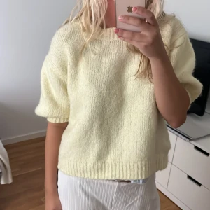 Stickad T-shirt  - Säljer min stickade t shirt från zara som inte kommer till någon användning💛