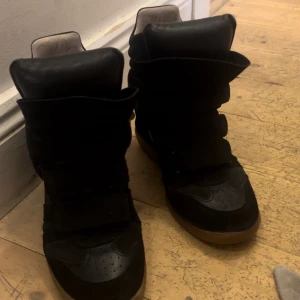isabel marant becket skor - jätte bra skicka! super fina svarta isabel marant skor som tyvärr är för små för mig, storlek 38 men passar mer som en 37. skriv för mer bilder eller om du har frågor!