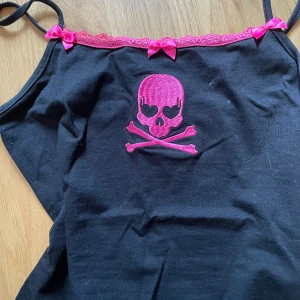 Döskalle linne  - Köpt på vinted för några månader sen men vet inte riktigt hur jag ska stylea den så ja, kom privat för frågor & bilder