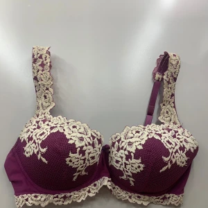 Mörk-lila Intimissmi BH - Knappt använd tyvärr så i väldigt bra skick, lappen är bort klippt, priset kan diskuteras💕💕