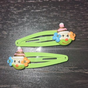 Clown hairclips🤡 - Clown hårspännen, köptes i ett pack av fyra men dessa som säljes är aldrig använda❗Obs det är ej smuts men glitter som syns på bild😭(Kan sälja alla/ utvalda clown relaterade prylar i ett billigare paketpris om så skulle önskas👍)