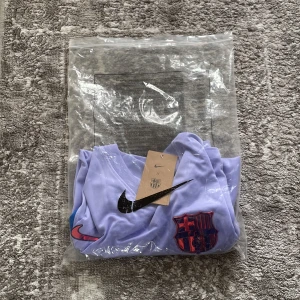 FC BARCELONA TRÖJA - Hej, säljer denna helt nya Fc Barcelona tröjan som kommer med påse och tags för endast 299!