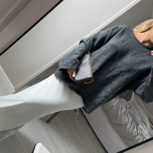 Stickad tröja med öppen rygg  - Fin stickad tröja med öppen rygg, från ginas premium kollektion. Storlek L men sitter bra på mig som vanligtvis har storlek S/XS