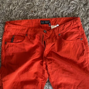 Boutcut lågmidjade armani jeans  - De ser orangea ut de är röda de är väldigt low frågor välkommen