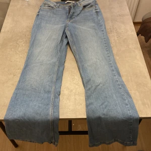 Medelhöga jeans  - Bra skicka Knappt använda  Inköps pris: 400kr