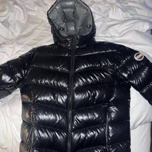 Colmar jacka  - Säljer den pga liten i storlek till mig.  Glansig colmar jacka  Pris kan ändras  Tyvär inget kvitto på den men är äkta 