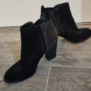 Boots från Catwalk storlek 40 - Boots i storlek 40 från Catwalk. Har dragkedja på innersidan så enkla att ta på och av. Är i väldigt fint skick.