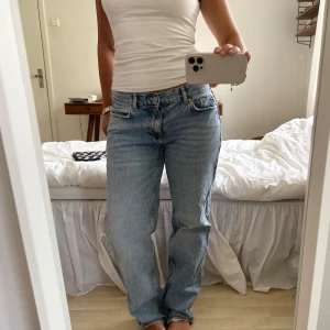 ljusblå mom jeans  - ljusblå, lågmidjade mom jeans från gina tricot i storlek 36. mycket bra skick! innerbenslängd: 75 cm. midjemått tvärs över: 39 cm 