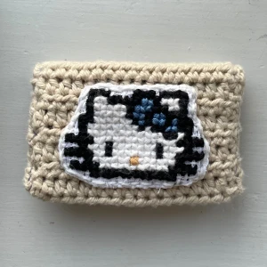hellokitty plånbok - virkad plånbok med broderad hello kitty på😼🫶 med innertyg och tryckknapp❤️ lite snett sydd😔(sista bilden) men inget som märks mycket ‼️kommer göra fler sånahär‼️