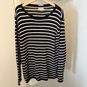 Gant randig stickad tröja - I väldigt bra skick säljer för bytt stil 