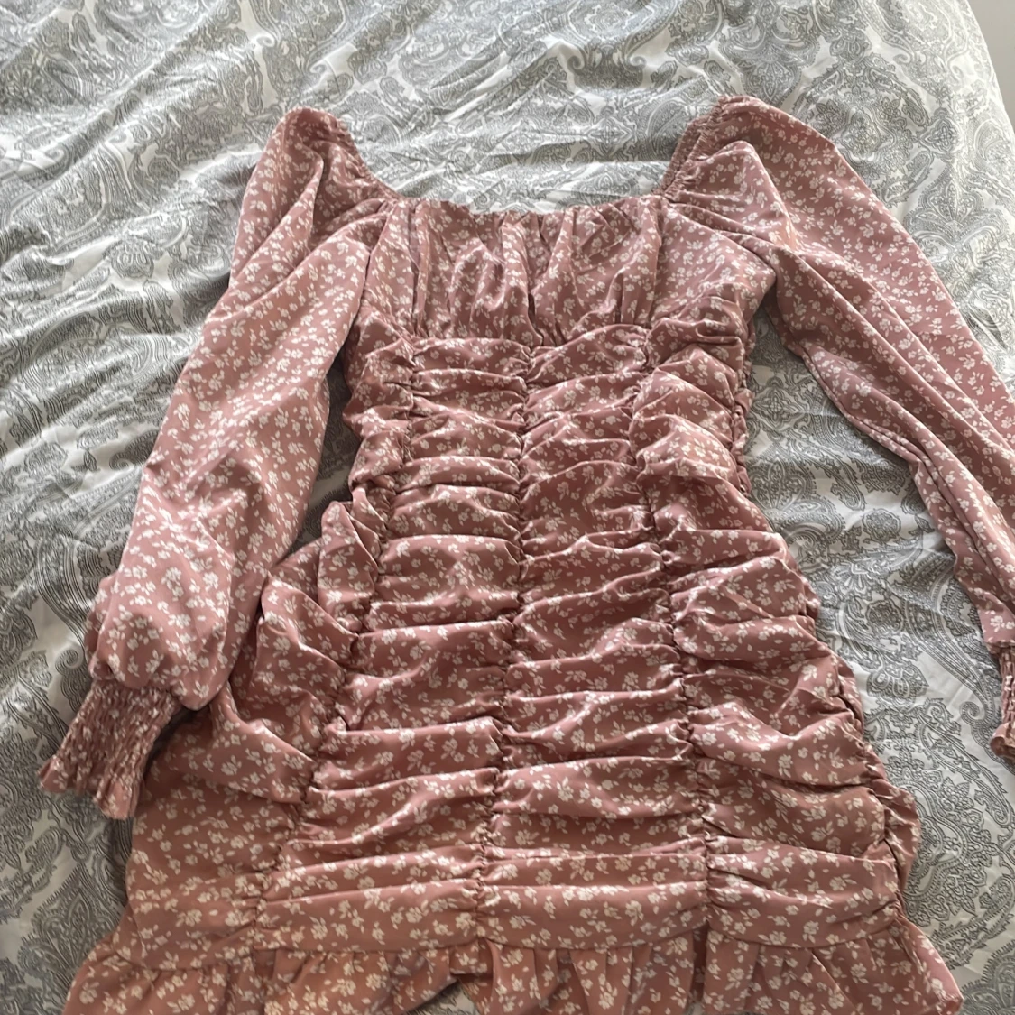 Rrosa blommig klänning  - 90