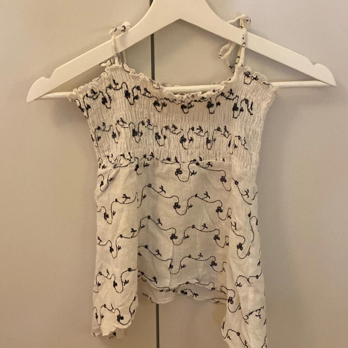 Somrig utsvängd smutsigtvit linne  - 91