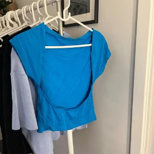 Tröja - Tröja med öppen rygg. Jätte skönt material bara använd ett fåtal gånger💙 Perfekt till både vardags och fest!!