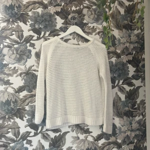 En vit tjocktröja, genomskinlig  - Aldrig använd 