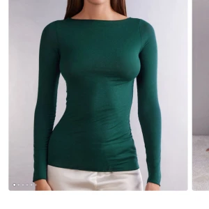 Intimissimi tröja - Grön tröja i kaschmir från intimissimi, fint skick förutom att sömmen gått upp vid ena axeln, se bild, storlek M men passar S
