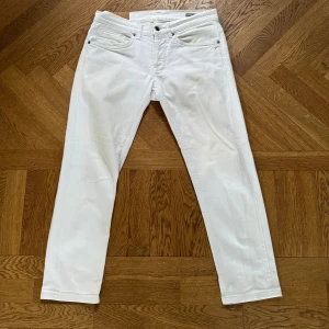 Dondup jeans - Skick 8/10 Storlek 32 Nypris - 2500 kr🟥 Vårt pris - 999 kr🟩