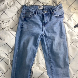 Jeans - Jag säljer att par jeans från lager 157. De är i ett bra skick och de är använda ett få tal gånger. Nypris är 150 kr och jag säljer de för 60 kr. Den är i storlek 150. 