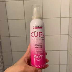 Curl mousse - Hold & Body Foaming mousse. Knappt använt! Då jag använder andra produkter.