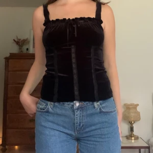 Topp i sammet - Vintage sammetslinne med knytning högst upp, broderade detaljer och scruchade band! Från märket Express 💋