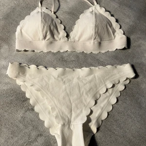 Helt ny bikini - Helt ny, oanvänd, icke provad heller, köpt på HM innan semester men har aldrig kommit till användning. Fint vit tyg.