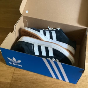 adidas campus 00 - fint skick och kommer med box. Priset går att diskuteras, nypris 1300kr. Skorna är lite små i storlken så passar storlek 38
