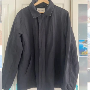 Our legacy vår/höstjacka - Fet jacka i bra använt skick. Inga defekter. Säljs för drygt 1000 spänn på grailed. Storlek 50/L. Mörk mörkblå 