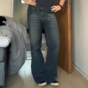 Lågmidjade jeans! - Säljer dessa byxor! Man kan ha de både lite oversised som på första bilden men även som de är menade till att ha dom!😍