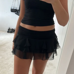 Minikjol - Jättesöt minikjol med volanger. Osäker på storleken men tror xs.