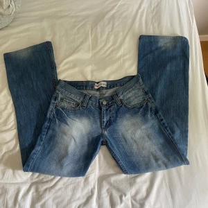 Lågmidjade jeans  - Så snygga lågmidjade jeans från Levis🌸  Midjemått: 38 Innebensmått: 80 cm