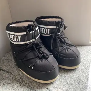 Säljer dessa jätte fina moon boots då de inte har kommit till användning senaste året:) skriv privat för fler bilder. Pris kan diskuteras. De säljs för 700kr ink frakt . Nypris 2000kr