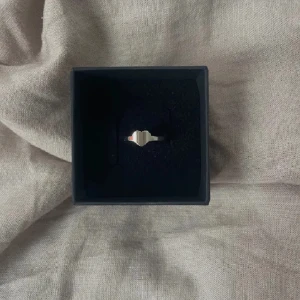 Kelly ring rostfri  - 35kr/st, i 201 Stainless steel,  finns flera i lager😊 kolla gärna in min instragram där jag främst sköter försäljningen 🤍 fler liknande smycken hittar ni på min sida 🥰