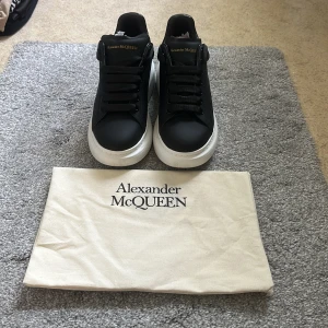 Alexander mcqueen skor - Säljer mina Alexander mcqueen i fin skick, använd bara ett fåtal gånger, vi kan diskutera priset, om du har någon fundering så är de bara att höra av dig, skulle säga 9.5/10 skick, nypris 3499kr