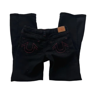 true religion jeans - storlek 34 har aldrig använt dem    dem e stretchiga vid midjan midje mått liggandes 34cm och innerbenslängden 68cm