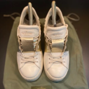 Valentino Open Skor - Hej! Säljer nu dessa Valentino Skor, storlek 36.5, skicket bedömer vi är bra dustbag tillkommer, tveka inte på att höra av er vid frågor kring skorna! 