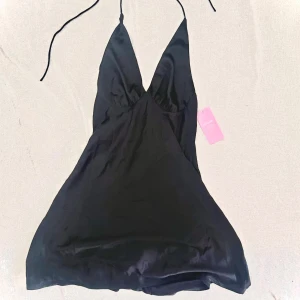 Satin miniklänning - Minidress i satin från Nelly  Bara testat en gång