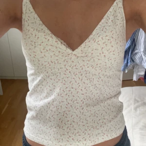 Blommigt linne - Säljer detta jättesnygga helt oanvändbara linnet från brandy🥰 så gulligt och fint passar skriv för mer bilder❤️